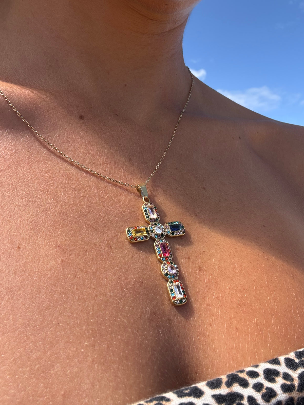collier croix coloré